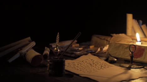 Schreiben-Bei-Kerzenlicht-Am-Historischen,-Authentischen-Ort.